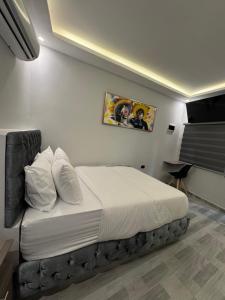 a bedroom with a large bed with white sheets at Hotel Casa Rueda in Estación El Salto