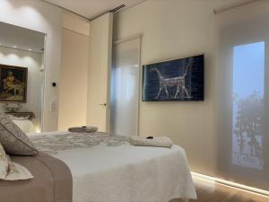 a bedroom with a bed and a picture of a dog on the wall at El Balcón del Mercado Chico in Avila