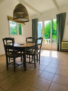 a dining room with a table and two chairs at Auravignon in Sorgues