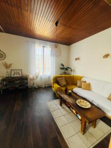 una sala de estar con un sofá y una mesa en Maison de vacances familiale 4 chambres, en Quillan 21 fotos más