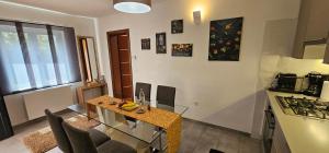 eine Küche mit einem Glastisch und einem Herd in der Unterkunft AURA Residence in Rovinj