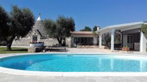 una gran piscina frente a una casa en Trulli Stella - Spectacular 3 bed Villa w/Private Pool, en Ceglie Messapica