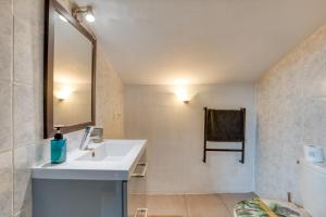 un baño con lavabo y espejo en Appartement Le Colombier, en Béziers 22 fotos más