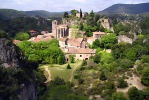 un pueblo al lado de una montaña en Appartement Le Colombier, en Béziers