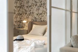 En eller flere senge i et værelse på Monumental Studio 10 by An Island Apart + 15 billeder