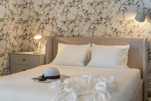 En eller flere senge i et værelse på Monumental Studio 10 by An Island Apart