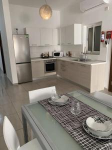Una cocina o kitchenette en Private Double Ensuite w Balcony in Central Malta