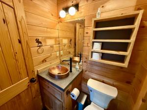 Fotografie z fotogalerie ubytování Luxury 2-Bedroom Cabin with Breathtaking Mountain Viewsl, Hot Tub, and Game Room! v destinaci Sevierville + 76 fotografií