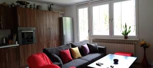 una sala de estar con un sofá y una mesa en Cherry Apartment, en Sarajevo