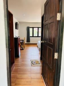 una puerta abierta a una habitación con un dormitorio en Apartment Wat Sawang Arom 08, en Ban Ko Khwan