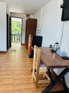 una mesa de madera con una silla en una habitación en Apartment Wat Sawang Arom 08, en Ban Ko Khwan 10 fotos más
