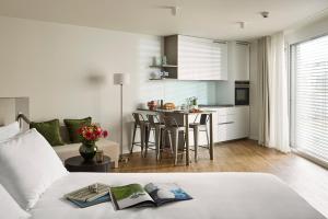 日内瓦Base Geneva的配有沙发和桌子的厨房和客厅