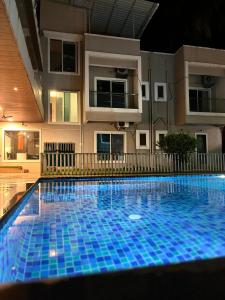 een groot zwembad voor een gebouw bij Fortune Resort by Cayana Stays in Alībāg