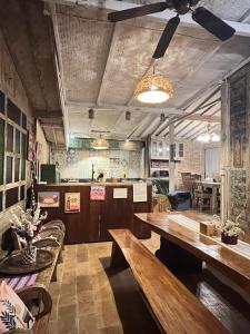 - une salle à manger avec une table et des bancs dans l'établissement Secret Wooden Cabin - Lilac Suite, à Jimbaran