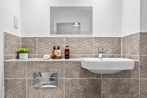 Ένα μπάνιο στο Brand New Luxurious 2bed Apartment by AYMONS HAVEN