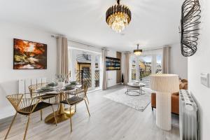 Χώρος καθιστικού στο Brand New Luxurious 2bed Apartment by AYMONS HAVEN +44 φωτογραφίες