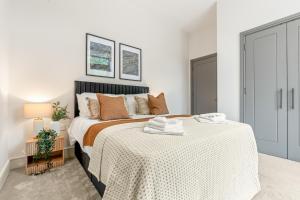 Un dormitorio con una cama grande con una manta blanca. en Luxury 2 Bed Terraced Apartment In Slough, en Slough 32 fotos más