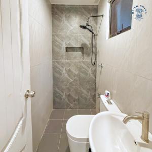 un bagno con lavandino, WC e doccia di Be'er Shiva Staycation - Antipolo  Altre 5 foto