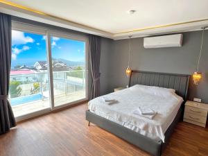 Un dormitorio con una cama y una ventana grande en Villa Panorama View Oludeniz, en Fethiye 25 fotos más