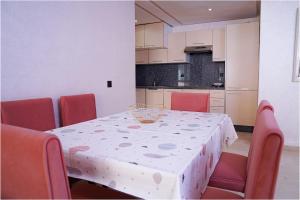 伊米乌阿达尔Oceanfront Gem and Beach Access的配有红色椅子的餐桌和厨房