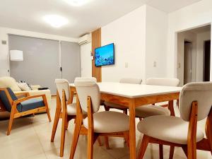 een eetkamer met een tafel en stoelen bij AC Suites XL in Puerto Madryn +3 foto's