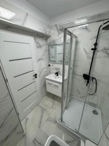 Koupelna v ubytování Moderno Stay Bistrița + 17 fotografií