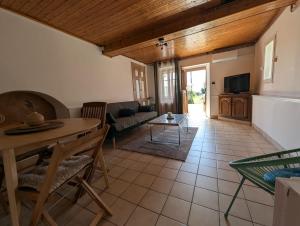 Μια τηλεόραση ή/και κέντρο ψυχαγωγίας στο Petite maison à la campagne avec extérieur