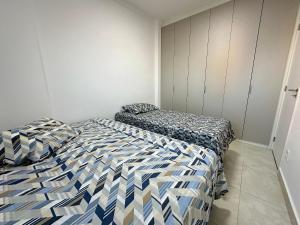 une chambre avec deux lits dans une pièce dans l'établissement Apto Alto Padrão Aviação 2Qts (1Suíte), à Praia Grande