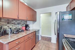 Gallery image of Detroit Retreat with Gazebo Fire Pits and Charcoal Grill in Detroit