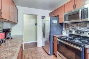 Gallery image of Detroit Retreat with Gazebo Fire Pits and Charcoal Grill in Detroit +17 photos