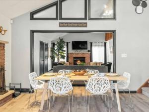 Fotografie z fotogalerie ubytování Memorabile Getaway Fire-Pit and Entrainment Area v destinaci Long Pond