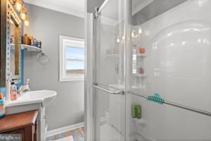un baño con ducha y lavabo en Beach House Close to DE Turf, en Milford 17 fotos más