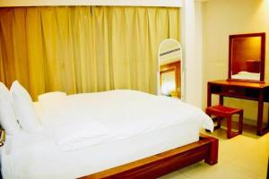 Yara Suites في بريدة: غرفة نوم بسرير أبيض ومرآة +22 صورة