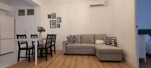 a living room with a couch and a table at Gandia stay in Gandía