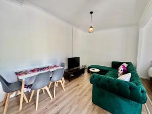 Et opholdsområde på Gizmo's Garden Cottage