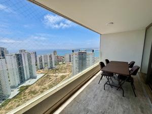 una sala da pranzo con vista sull'oceano di Confortable depto con amplia vista a Concón