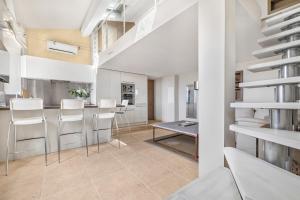 Ruang duduk di Charming 2-Bed Appartment in Mougins near Cannes