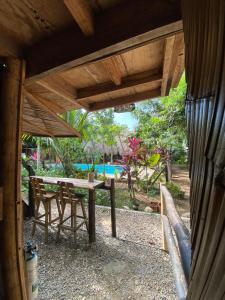 帕洛米诺Hostal Sisio的带桌椅和游泳池的露台