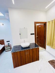 ボーパールにあるAtithi luxury home stayのカウンターの上に洗面台があるバスルーム