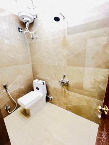 ボーパールにあるAtithi luxury home stayのトイレとシャワー付きのバスルーム
