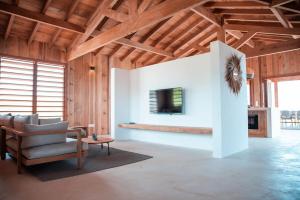 TV a/nebo společenská místnost v ubytování Luxury Eco-Villa with Ocean Views & Total Privacy