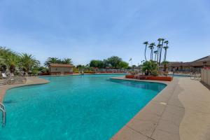 Πισίνα στο ή κοντά στο Private Putting Green and Patio Sun Lakes Home!