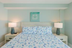 Un dormitorio con una cama con almohadas azules y dos lámparas. en Lovers Key #1106 by Sun Palace Vacations, en Fort Myers Beach 26 fotos más