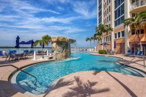 una piscina en un complejo turístico con un tobogán de agua en Lovers Key #1106 by Sun Palace Vacations, en Fort Myers Beach