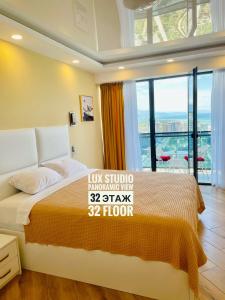 Postel nebo postele na pokoji v ubytování Sea view apartments Orbi Beach Tower красивые виды с балконов