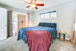 Un dormitorio con una cama y un ventilador de techo. en half Mi to Bank of America Stadium Uptown Condo!, en Charlotte