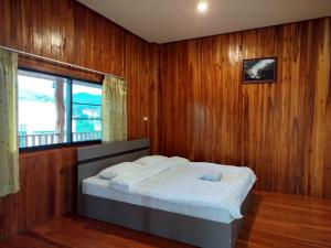 Postel nebo postele na pokoji v ubytování บ้านพักมิตรภาพโฮมสเตย์