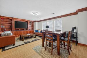 TV a/nebo společenská místnost v ubytování Smart Lighting, Master Suite & Game Room Fun