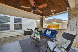 Posezení v ubytování Smart Lighting, Master Suite & Game Room Fun