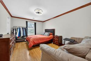 Postel nebo postele na pokoji v ubytování Smart Lighting, Master Suite & Game Room Fun